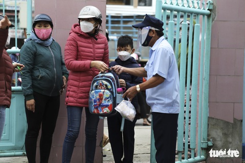 Tiểu học, mầm non Đà Nẵng mở cửa, học sinh vắng khá nhiều do phụ huynh chưa yên tâm - Ảnh 3. Tiểu học, mầm non Đà Nẵng mở cửa, học sinh vắng khá nhiều do phụ huynh chưa yên tâm - Ảnh 3.