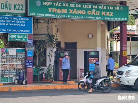 Trước giờ tăng giá, nhiều cây xăng TP.HCM tiếp tục đóng cửa, báo hết xăng - Ảnh 3. Trước giờ tăng giá, nhiều cây xăng TP.HCM tiếp tục đóng cửa, báo hết xăng - Ảnh 3.