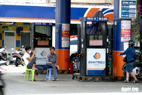 Trước giờ tăng giá, nhiều cây xăng TP.HCM tiếp tục đóng cửa, báo hết xăng - Ảnh 1. Trước giờ tăng giá, nhiều cây xăng TP.HCM tiếp tục đóng cửa, báo hết xăng - Ảnh 1.