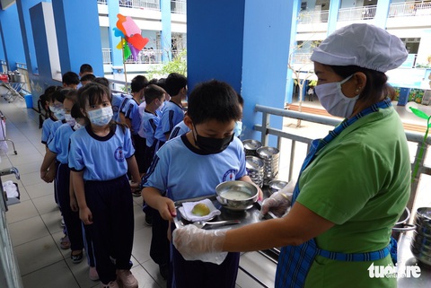 Nhiều trường học ở TP.HCM mở bán trú, phụ huynh thở phào - Ảnh 2. Nhiều trường học ở TP.HCM mở bán trú, phụ huynh thở phào - Ảnh 2.