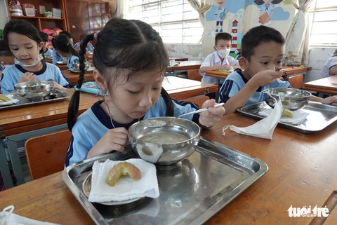 Nhiều trường học ở TP.HCM mở bán trú, phụ huynh thở phào - Ảnh 1. Nhiều trường học ở TP.HCM mở bán trú, phụ huynh thở phào - Ảnh 1.