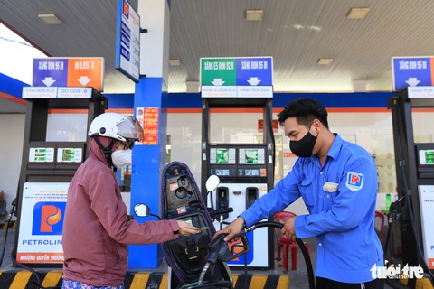Kềm giá xăng dầu ra sao khi quỹ bình ổn đang cạn dần? - Ảnh 1. Kềm giá xăng dầu ra sao khi quỹ bình ổn đang cạn dần? - Ảnh 1.