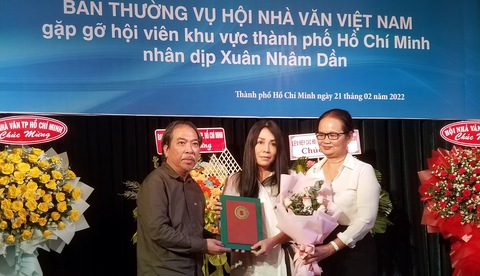 Hai nhà thơ TP.HCM nhận giải Ấn tượng của Hội Nhà văn Việt Nam - Ảnh 2. Hai nhà thơ TP.HCM nhận giải Ấn tượng của Hội Nhà văn Việt Nam - Ảnh 2.