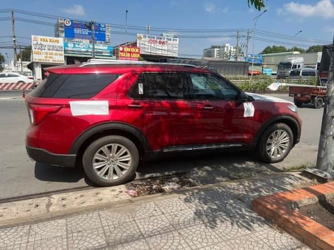 Ford Explorer 2022 ồ ạt về đại lý, nhiều nơi hét giá bia kèm lạc 300 triệu đồng - Ảnh 1. Ford Explorer 2022 ồ ạt về đại lý, nhiều nơi hét giá bia kèm lạc 300 triệu đồng - Ảnh 1.