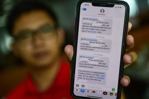 Nhà mạng không tăng giá, ngân hàng lỗ nên la? - Ảnh 1. Nhà mạng không tăng giá, ngân hàng lỗ nên la? - Ảnh 1.