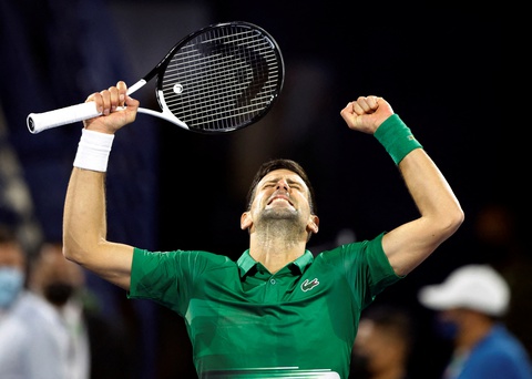 Novak Djokovic thắng trận đầu tiên trong năm 2022 - Ảnh 1. Novak Djokovic thắng trận đầu tiên trong năm 2022 - Ảnh 1.