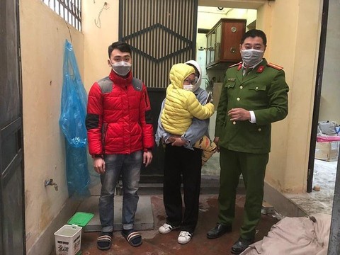 Thiếu tá công an và một thanh niên lao vào nhà đang cháy cứu bé 6 tuổi - Ảnh 2. Thiếu tá công an và một thanh niên lao vào nhà đang cháy cứu bé 6 tuổi - Ảnh 2.