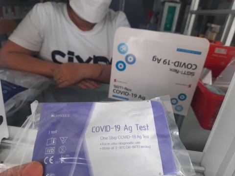 Giá bộ xét nghiệm nhanh ở TP.HCM lại nhảy múa - Ảnh 1. Giá bộ xét nghiệm nhanh ở TP.HCM lại nhảy múa - Ảnh 1.