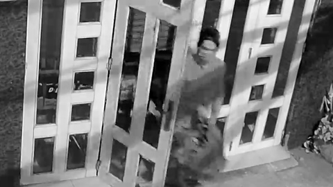Kẻ gian câu chìa khóa, đột nhập cửa hàng lấy trộm 200 triệu đồng - Ảnh 2. Kẻ gian câu chìa khóa, đột nhập cửa hàng lấy trộm 200 triệu đồng - Ảnh 2.
