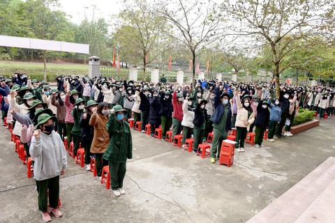 Sinh viên học quốc phòng tắm nước lạnh dưới trời 10 độ, F0 tăng nhanh: Trường nói gì? - Ảnh 1. Sinh viên học quốc phòng tắm nước lạnh dưới trời 10 độ, F0 tăng nhanh: Trường nói gì? - Ảnh 1.