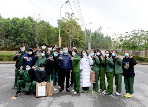 Sinh viên học quốc phòng tắm nước lạnh dưới trời 10 độ, F0 tăng nhanh: Trường nói gì? - Ảnh 2. Sinh viên học quốc phòng tắm nước lạnh dưới trời 10 độ, F0 tăng nhanh: Trường nói gì? - Ảnh 2.