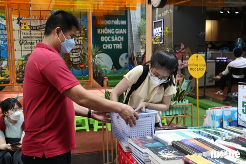 Mê mẩn với hội chợ sách giảm giá còn 5.000 - 10.000 đồng - Ảnh 3. Mê mẩn với hội chợ sách giảm giá còn 5.000 - 10.000 đồng - Ảnh 3.