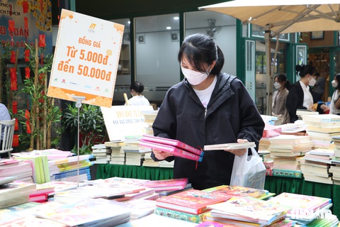 Mê mẩn với hội chợ sách giảm giá còn 5.000 - 10.000 đồng - Ảnh 8. Mê mẩn với hội chợ sách giảm giá còn 5.000 - 10.000 đồng - Ảnh 8.