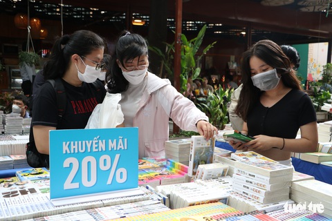 Mê mẩn với hội chợ sách giảm giá còn 5.000 - 10.000 đồng - Ảnh 7. Mê mẩn với hội chợ sách giảm giá còn 5.000 - 10.000 đồng - Ảnh 7.