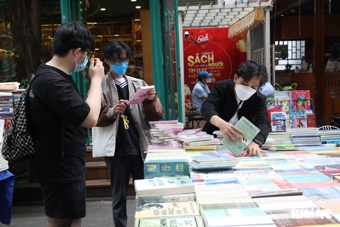 Mê mẩn với hội chợ sách giảm giá còn 5.000 - 10.000 đồng - Ảnh 6. Mê mẩn với hội chợ sách giảm giá còn 5.000 - 10.000 đồng - Ảnh 6.