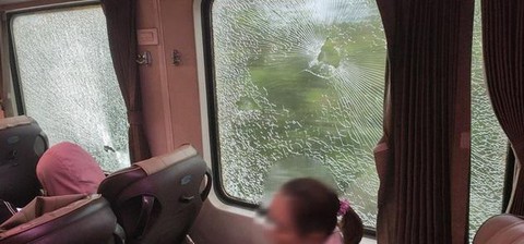 Truy tìm nhóm ném đá tấn công tàu SE7 khi qua Quảng Bình - Ảnh 1. Truy tìm nhóm ném đá tấn công tàu SE7 khi qua Quảng Bình - Ảnh 1.