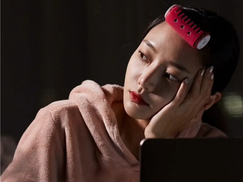 Gen Z Hàn Quốc rộ mốt cuốn lô tóc mái khi ra đường - Ảnh 1. Gen Z Hàn Quốc rộ mốt cuốn lô tóc mái khi ra đường - Ảnh 1.