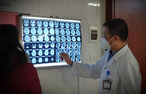 Sưởi ấm bằng than tổ ong, cả nhà nhập viện - Ảnh 1. Sưởi ấm bằng than tổ ong, cả nhà nhập viện - Ảnh 1.