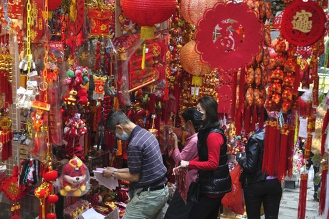 Đặc khu hành chính Hong Kong bị hạ dự báo tăng trưởng kinh tế - Ảnh 1. Đặc khu hành chính Hong Kong bị hạ dự báo tăng trưởng kinh tế - Ảnh 1.