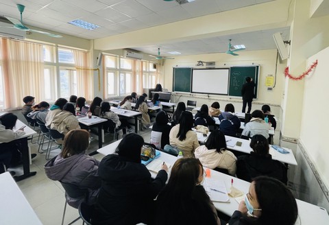 Nhiều trường đại học ở Hà Nội hoãn học trực tiếp do COVID-19 tăng - Ảnh 1. Nhiều trường đại học ở Hà Nội hoãn học trực tiếp do COVID-19 tăng - Ảnh 1.