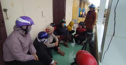 Tàu cá từ Hoàng Sa về đất liền bị sóng đánh chìm, 9 ngư dân trôi dạt trên biển - Ảnh 1. Tàu cá từ Hoàng Sa về đất liền bị sóng đánh chìm, 9 ngư dân trôi dạt trên biển - Ảnh 1.