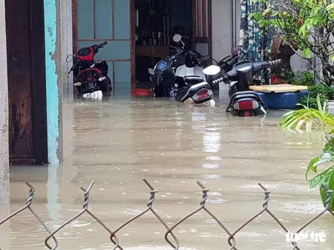Nhà cửa, ruộng vườn của dân bất ngờ ngập, tỉnh Quảng Nam yêu cầu kiểm tra - Ảnh 2. Nhà cửa, ruộng vườn của dân bất ngờ ngập, tỉnh Quảng Nam yêu cầu kiểm tra - Ảnh 2.