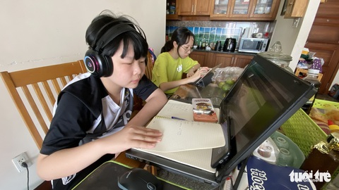 Trường học xử lý F0, F1 theo quy định mới: Dạy ra sao khi em đi học, em ở nhà? - Ảnh 1. Trường học xử lý F0, F1 theo quy định mới: Dạy ra sao khi em đi học, em ở nhà? - Ảnh 1.