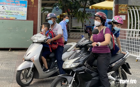 Trường học xử lý F0, F1 theo quy định mới: Dạy ra sao khi em đi học, em ở nhà? - Ảnh 2. Trường học xử lý F0, F1 theo quy định mới: Dạy ra sao khi em đi học, em ở nhà? - Ảnh 2.