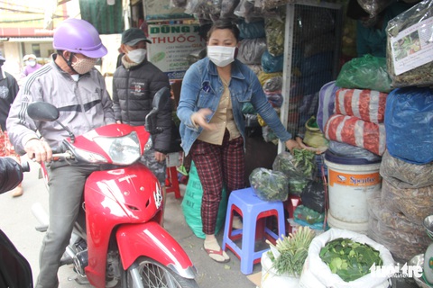 Gia vị, lá xông lên giá sau khi học sinh Đà Nẵng trở lại trường - Ảnh 1. Gia vị, lá xông lên giá sau khi học sinh Đà Nẵng trở lại trường - Ảnh 1.