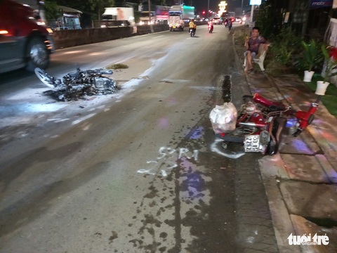 Hai xe máy tông nhau, một xe bốc cháy dữ dội - Ảnh 2. Hai xe máy tông nhau, một xe bốc cháy dữ dội - Ảnh 2.