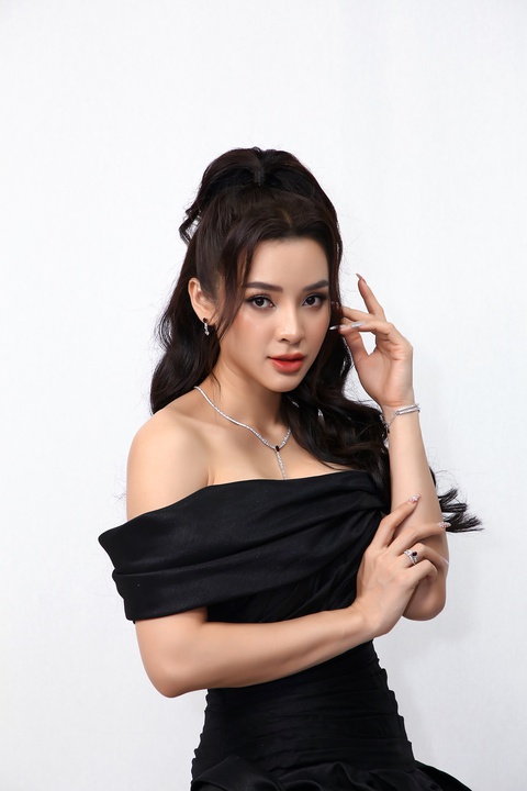 Phim Bẫy ngọt ngào đạt doanh thu tốt, Hoa hậu Thùy Tiên về thăm trường cũ - Ảnh 6. Phim Bẫy ngọt ngào đạt doanh thu tốt, Hoa hậu Thùy Tiên về thăm trường cũ - Ảnh 6.
