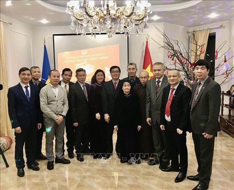 Đại sứ quán Việt Nam tại Ukraine trực đường dây nóng, sẵn sàng bảo hộ công dân - Ảnh 2. Đại sứ quán Việt Nam tại Ukraine trực đường dây nóng, sẵn sàng bảo hộ công dân - Ảnh 2.