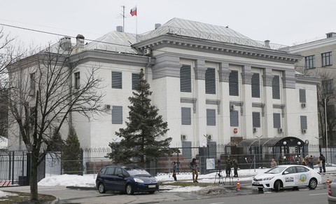 Nga thông báo sơ tán nhân viên ngoại giao khỏi Ukraine - Ảnh 1. Nga thông báo sơ tán nhân viên ngoại giao khỏi Ukraine - Ảnh 1.