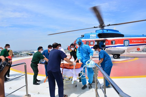 Trực thăng bay xuyên đêm đưa ngư dân từ Trường Sa vào đất liền điều trị - Ảnh 1. Trực thăng bay xuyên đêm đưa ngư dân từ Trường Sa vào đất liền điều trị - Ảnh 1.