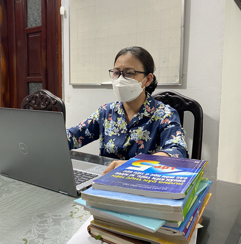 Thầy cô là F0 vẫn không được nghỉ ngơi mà dạy trực tuyến - Ảnh 1. Thầy cô là F0 vẫn không được nghỉ ngơi mà dạy trực tuyến - Ảnh 1.
