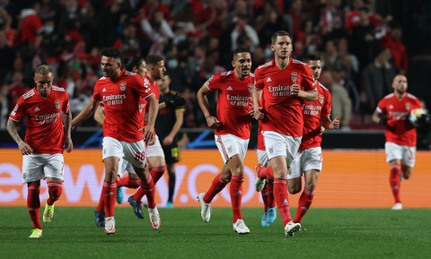 Ajax đánh rơi chiến thắng trước Benfica sau 2 lần dẫn trước - Ảnh 2. Ajax đánh rơi chiến thắng trước Benfica sau 2 lần dẫn trước - Ảnh 2.