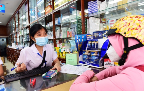 Người dân TP.HCM bắt đầu mua thuốc kháng virus nhưng không biết các quy định bắt buộc - Ảnh 1. Người dân TP.HCM bắt đầu mua thuốc kháng virus nhưng không biết các quy định bắt buộc - Ảnh 1.