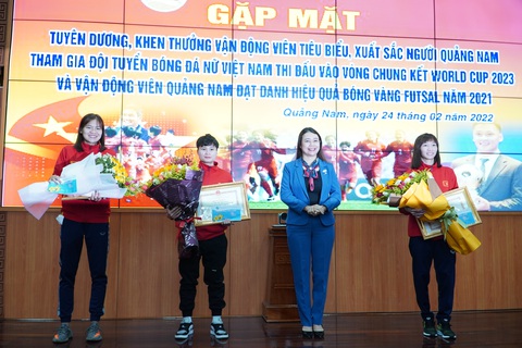 Quảng Nam tuyên dương 3 nữ tuyển thủ quốc gia và thủ môn Hồ Văn Ý - Ảnh 2. Quảng Nam tuyên dương 3 nữ tuyển thủ quốc gia và thủ môn Hồ Văn Ý - Ảnh 2.