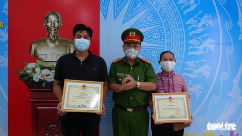 Khen thưởng tài xế lái xe điện và chủ bãi giữ xe trả lại của rơi cho du khách - Ảnh 1. Khen thưởng tài xế lái xe điện và chủ bãi giữ xe trả lại của rơi cho du khách - Ảnh 1.
