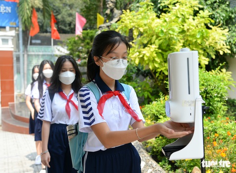 F0 tăng nhanh, trường học bối rối - Ảnh 1. F0 tăng nhanh, trường học bối rối - Ảnh 1.