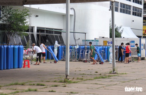 Ca COVID-19 tăng, TP.HCM yêu cầu bệnh viện đảm bảo oxy cho người bệnh - Ảnh 1. Ca COVID-19 tăng, TP.HCM yêu cầu bệnh viện đảm bảo oxy cho người bệnh - Ảnh 1.