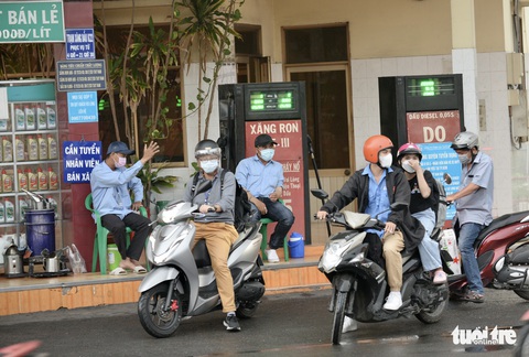 Màn kịch giả tạo hết xăng bắt chẹt khách hàng: Buôn bán thiếu lương tâm! - Ảnh 1. Màn kịch giả tạo hết xăng bắt chẹt khách hàng: Buôn bán thiếu lương tâm! - Ảnh 1.