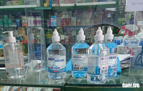 Kit xét nghiệm nhanh COVID-19, nước muối sinh lý cháy hàng, giá mỗi nơi một kiểu - Ảnh 2. Kit xét nghiệm nhanh COVID-19, nước muối sinh lý cháy hàng, giá mỗi nơi một kiểu - Ảnh 2.