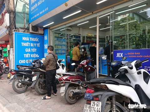 Kit xét nghiệm nhanh COVID-19, nước muối sinh lý cháy hàng, giá mỗi nơi một kiểu - Ảnh 3. Kit xét nghiệm nhanh COVID-19, nước muối sinh lý cháy hàng, giá mỗi nơi một kiểu - Ảnh 3.