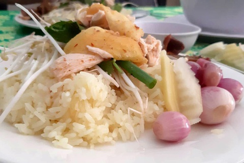 Dân mạng than phiền cơm gà Bà Luận giá ‘chát’, chủ quán nói gì? - Ảnh 2. Dân mạng than phiền cơm gà Bà Luận giá ‘chát’, chủ quán nói gì? - Ảnh 2.