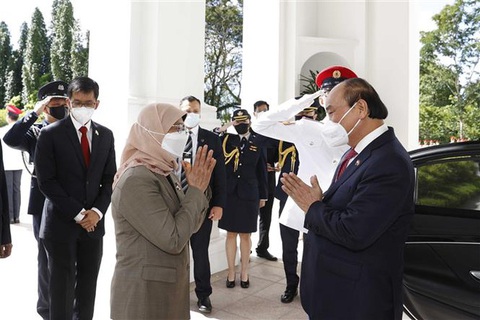 Tổng thống Singapore chủ trì lễ đón trọng thể Chủ tịch nước Nguyễn Xuân Phúc - Ảnh 1. Tổng thống Singapore chủ trì lễ đón trọng thể Chủ tịch nước Nguyễn Xuân Phúc - Ảnh 1.