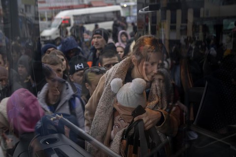 Người Ukraine giữa vùng chiến sự ra sao? - Ảnh 12. Người Ukraine giữa vùng chiến sự ra sao? - Ảnh 12.