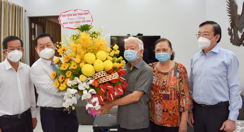 Trưởng Ban Tuyên giáo Trung ương Nguyễn Trọng Nghĩa thăm y bác sĩ tại TP.HCM - Ảnh 3. Trưởng Ban Tuyên giáo Trung ương Nguyễn Trọng Nghĩa thăm y bác sĩ tại TP.HCM - Ảnh 3.