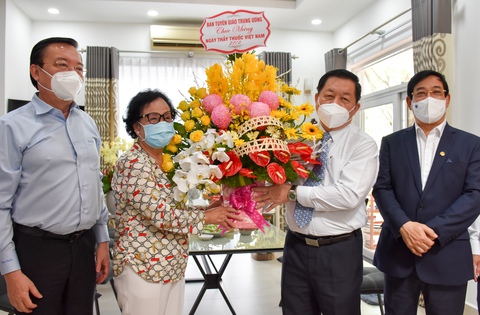 Trưởng Ban Tuyên giáo Trung ương Nguyễn Trọng Nghĩa thăm y bác sĩ tại TP.HCM - Ảnh 4. Trưởng Ban Tuyên giáo Trung ương Nguyễn Trọng Nghĩa thăm y bác sĩ tại TP.HCM - Ảnh 4.