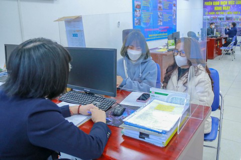Doanh nghiệp ‘khát’ người, người trẻ kéo nhau đi tìm việc - Ảnh 2. Doanh nghiệp ‘khát’ người, người trẻ kéo nhau đi tìm việc - Ảnh 2.